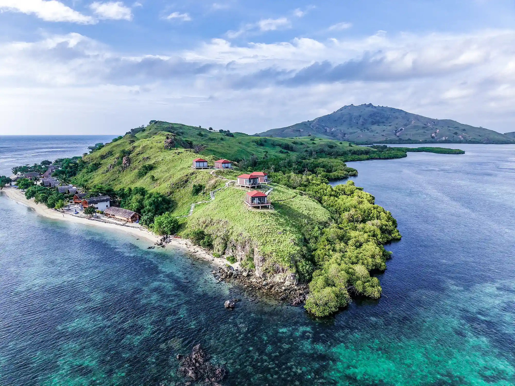 Komodo Resort & Diving Club 所在海岛与海岸全景